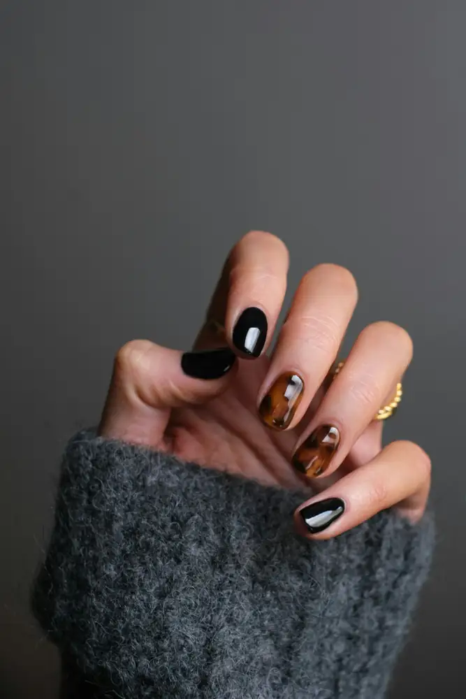 Gepflegte Hände mit kreativem Nageldesign – Symbolbild, keine Kundenarbeit des Studios